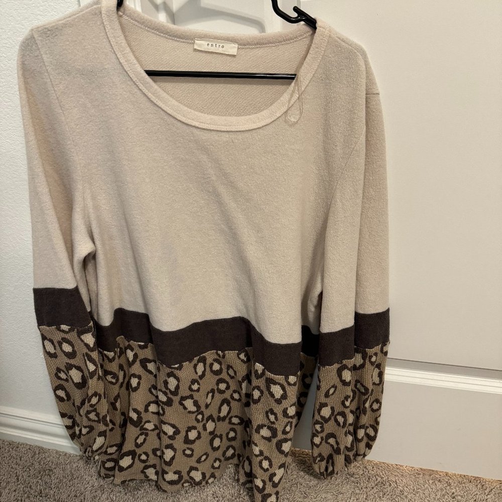 No‎ Tag Entro Sweater fits like size large